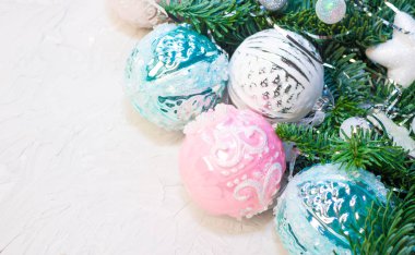 Noel ve yeni yıl arka plan: köknar ağacı dalları, cam toplar, süslemeleri. Kutlama için yer.