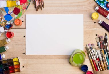 Boyalar, fırçalar ahşap arka plan üzerinde. Sanatçı işyeri. Okul için banner. 