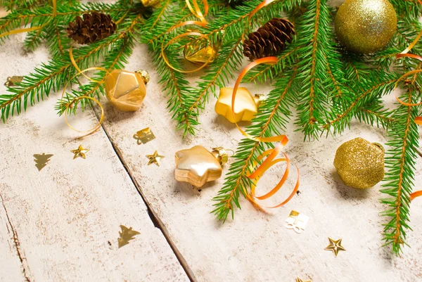 Kerstmis Nieuwjaar Achtergrond Spar Boomtakken Gouden Glazen Speelgoed Decoratie Een — Stockfoto