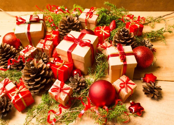 Рождественский Новогодний Фон Цветные Стеклянные Игрушки Украшения Подарки Деревянном Фоне — стоковое фото