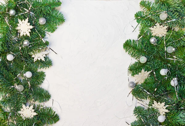 Weihnachten Oder Neujahr Hintergrund Tannenzweige Kugeln Dekorationen Platz Für Ihre — Stockfoto