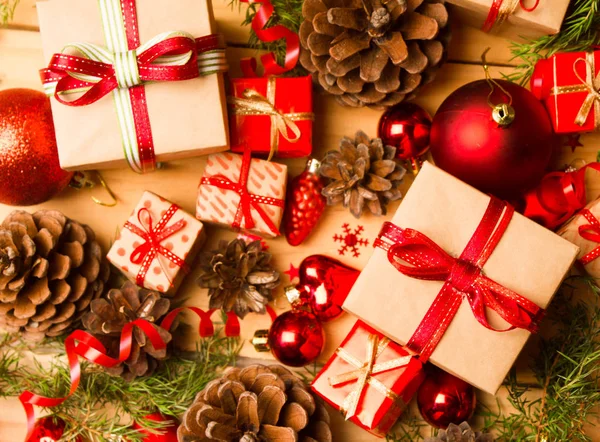 Vánoční Nebo Novoroční Pozadí Barevné Sklo Hračky Dekorace Dárky Dřevěné — Stock fotografie