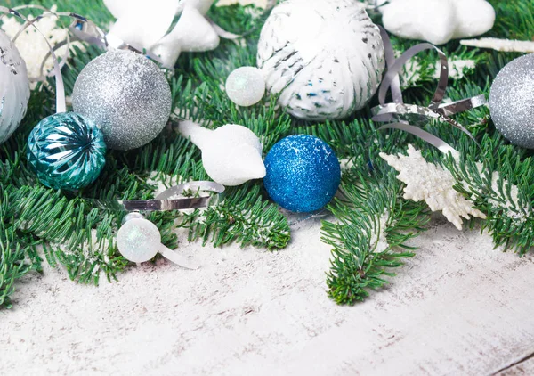 Weihnachten Oder Neujahr Hintergrund Tannenzweige Kugeln Dekorationen Platz Für Ihre — Stockfoto