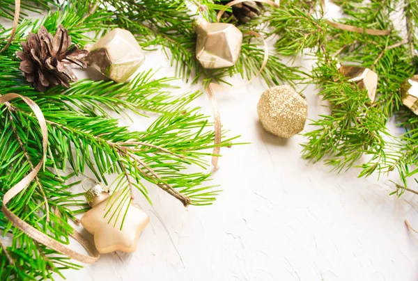 Kerstmis Nieuwjaar Achtergrond Spar Boomtakken Speelgoed Decoratie Kopiëren Van Ruimte — Stockfoto