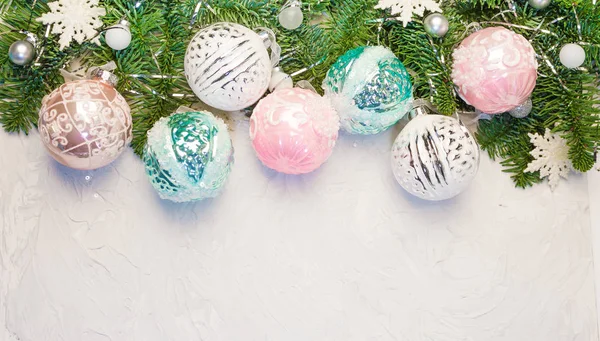 Weihnachten Oder Neujahr Hintergrund Tannenzweige Glaskugeln Dekorationen Platz Für Ihre — Stockfoto