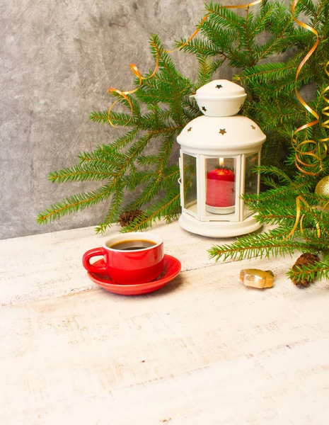 Weihnachten Oder Neujahr Hintergrund Rote Tasse Mit Kaffee Kerze Laterne — Stockfoto
