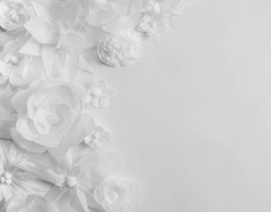 Beyaz bir arka plan üzerinde beyaz çiçekler. Kartı her şeyi kağıttan yapılmış. Kutlama için bir yer.