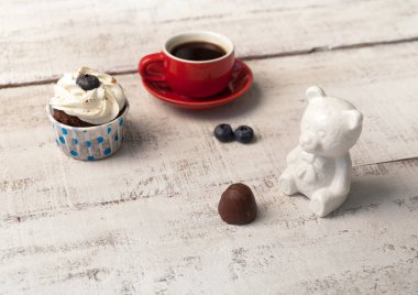 Ev yapımı kek, kupa ve ayı oyuncak ahşap bir masa, rustik tarzı üzerinde