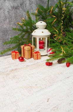 Noel ve yeni yıl arka plan: mum fener, cam toplar, süslemeleri ve hediyeler Beyaz ahşap zemin üzerinde