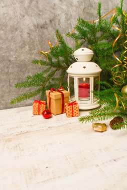 Noel ve yeni yıl arka plan: mum fener, cam toplar, süslemeleri ve hediyeler Beyaz ahşap zemin üzerinde