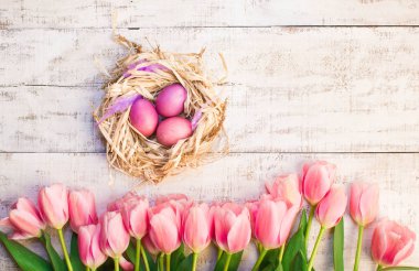 Yiyen yumurta ve Pembe lale. Paskalya kartı