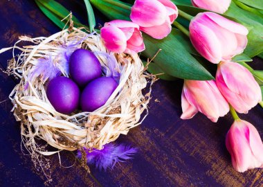 güzel laleler ve Paskalya yumurtaları ahşap arka plan üzerinde