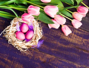 güzel laleler ve Paskalya yumurtaları ahşap arka plan üzerinde