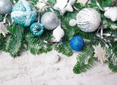 Noel ve yeni yıl arka plan: köknar ağacı dalları, toplar, süslemeleri. Kutlama için yer.