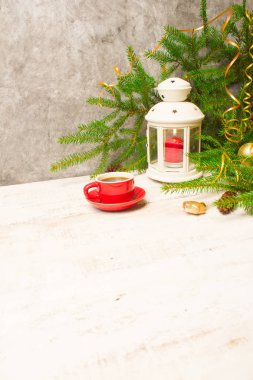 Noel ve yeni yıl arka plan: kahve, mum fener, ağaç beyaz ahşap zemin üzerinde kırmızı Kupası