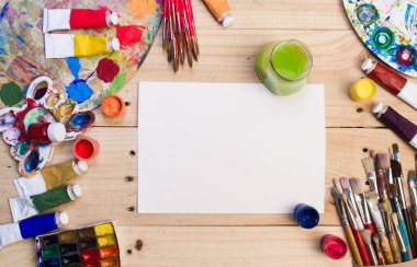 Boyalar, fırçalar ahşap arka plan üzerinde. Sanatçı işyeri. Okul için banner. 