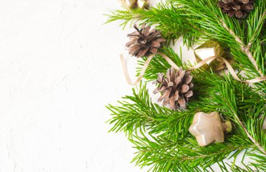 Noel ve yeni yıl arka plan: köknar ağacı dalları, oyuncaklar, süslemeleri. Kopya alanı