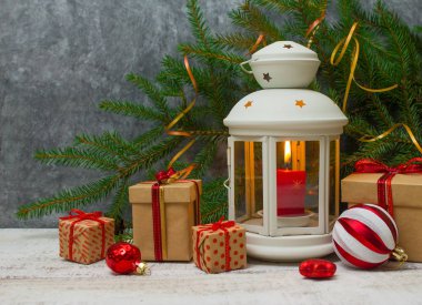 Noel ve yeni yıl arka plan: mum fener, cam toplar, süslemeleri ve hediyeler Beyaz ahşap zemin üzerinde