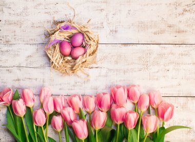 Yiyen yumurta ve Pembe lale. Paskalya kartı