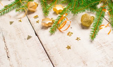 Noel ve yeni yıl arka plan: köknar ağacı dalları, altın cam oyuncaklar, süslemeleri Beyaz ahşap zemin üzerinde.