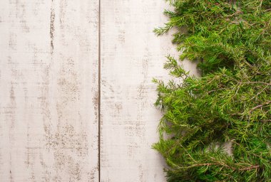 Noel ve yeni yıl arka plan: kürk-ağaç dalları Beyaz ahşap zemin üzerinde