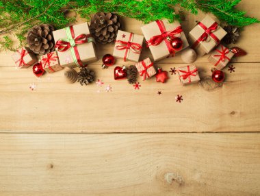 Noel ve yeni yıl arka plan: cam oyuncaklar, süslemeleri ve hediyeler ahşap arka plan üzerinde renkli