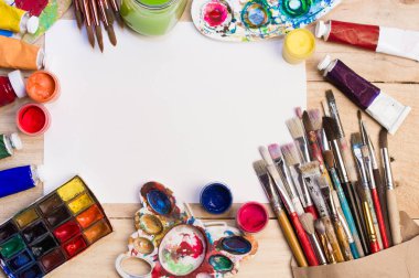 Boyalar, fırçalar ahşap arka plan üzerinde. Sanatçı işyeri. Okul için banner. 