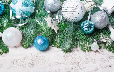 Noel ve yeni yıl arka plan: köknar ağacı dalları, toplar, süslemeleri. Kutlama için yer.