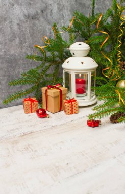 Noel ve yeni yıl arka plan: mum fener, cam toplar, süslemeleri ve hediyeler Beyaz ahşap zemin üzerinde