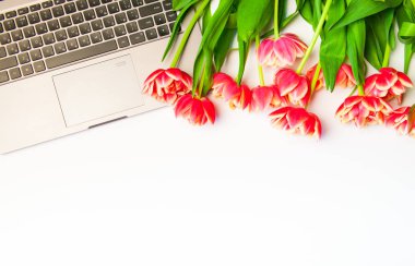 güzel laleler ve ahşap arka plan üstünde laptop