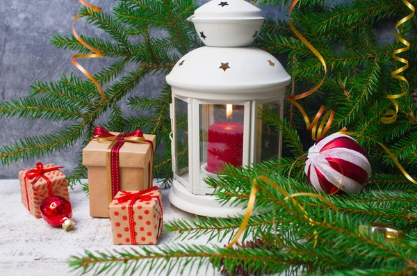 Noel Yeni Yıl Arka Plan Mum Fener Cam Toplar Süslemeleri — Stok fotoğraf