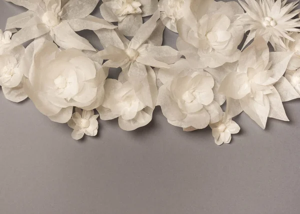 Witte Bloemen Grijze Achtergrond Card Alles Gemaakt Van Papier Een — Stockfoto