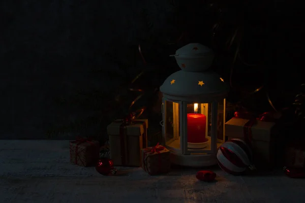 Noel Yeni Yıl Arka Plan Mum Fener Cam Toplar Süslemeleri — Stok fotoğraf