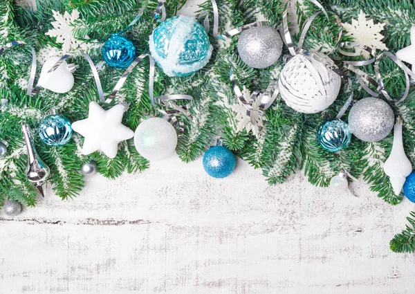 Kerstmis Nieuwjaar Achtergrond Spar Boomtakken Blauwe Glazen Bollen Decoratie Sneeuw — Stockfoto