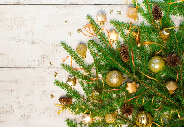 Kerstmis Nieuwjaar Achtergrond Spar Boomtakken Gouden Glazen Speelgoed Decoraties Kegels — Stockfoto