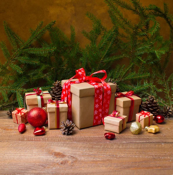 クリスマスやお正月の背景 色の木製の背景のギフト 装飾ガラスのおもちゃ — ストック写真