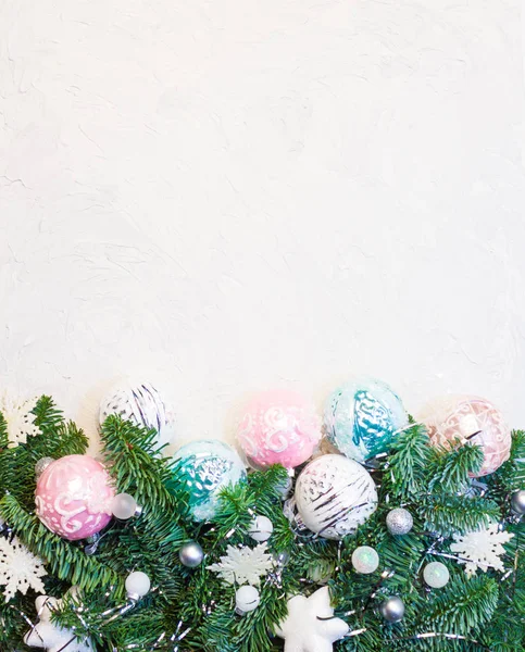 圣诞节或新年背景 冷杉树枝 玻璃球 装饰品 地方为您的祝贺 — 图库照片
