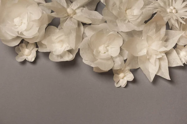 Witte Bloemen Grijze Achtergrond Card Alles Gemaakt Van Papier Een — Stockfoto