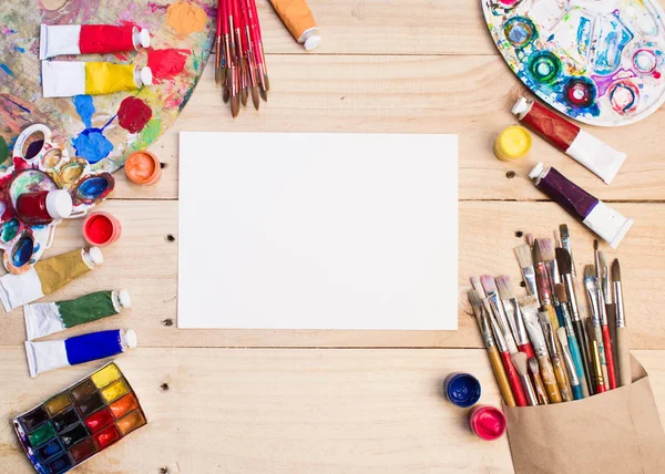 Boyalar, fırçalar ahşap arka plan üzerinde. Sanatçı işyeri. Okul için banner. 