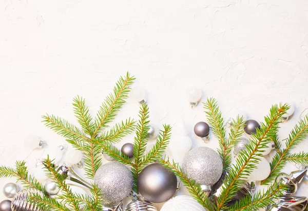 Kerstmis Nieuwjaar Achtergrond Spar Boomtakken Glazen Bollen Decoraties Plaats Voor — Stockfoto