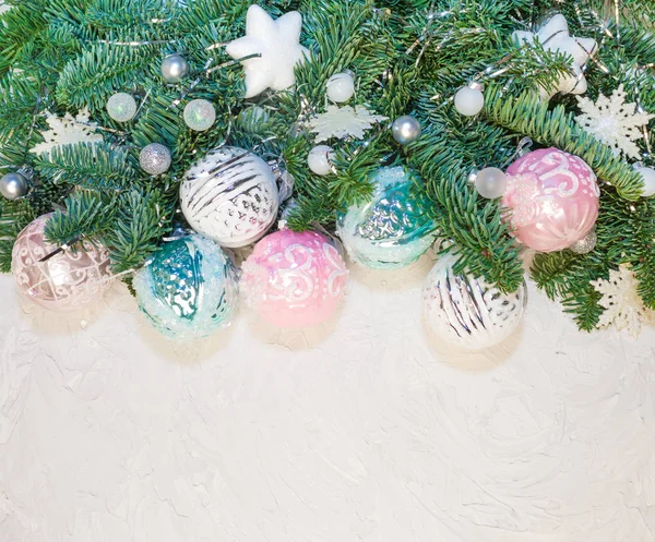 クリスマスやお正月の背景 モミの木の枝 ガラス玉 あなたのお祝いのための場所 — ストック写真