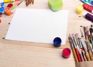 Boyalar, fırçalar ahşap arka plan üzerinde. Sanatçı işyeri. Okul için banner. 