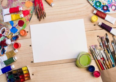 Boyalar, fırçalar ahşap arka plan üzerinde. Sanatçı işyeri. Okul için banner. 