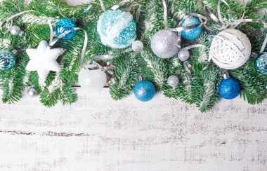 Noel ve yeni yıl arka plan: köknar ağacı dalları, cam toplar, süslemeleri. Kutlama için yer.