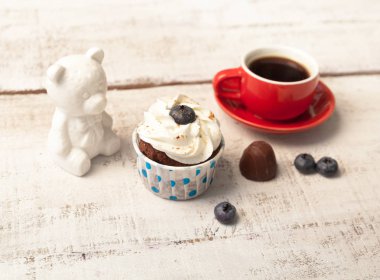 Ev yapımı kek, kupa ve ayı oyuncak ahşap bir masa, rustik tarzı üzerinde