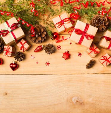 Noel ve yeni yıl arka plan: cam oyuncaklar, süslemeleri ve hediyeler ahşap arka plan üzerinde renkli