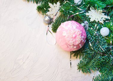 Noel ve yeni yıl arka plan: köknar ağacı dalları, cam toplar, süslemeleri. Kutlama için yer.