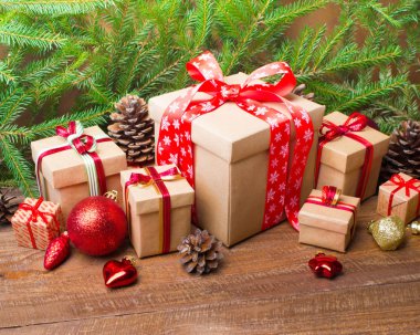 Noel ve yeni yıl arka plan: cam oyuncaklar, süslemeleri ve hediyeler ahşap arka plan üzerinde renkli