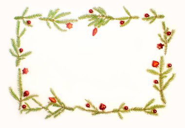 Noel ve yeni yıl arka plan: cam oyuncak ve topları, köknar ağacı dalları dekorasyon n beyaz zemin. Kutlama için çerçeve.