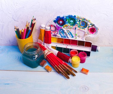 Boyalar, fırçalar, kalem ahşap arka plan üzerinde. Sanatçı işyeri. Okul için banner. 